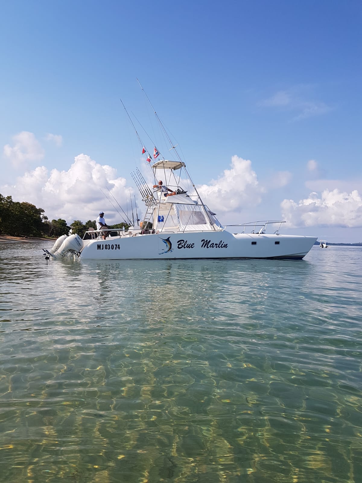 Il catamarano Blue Marlin ancorato in acque turchesi poco profonde al largo del Madagascar